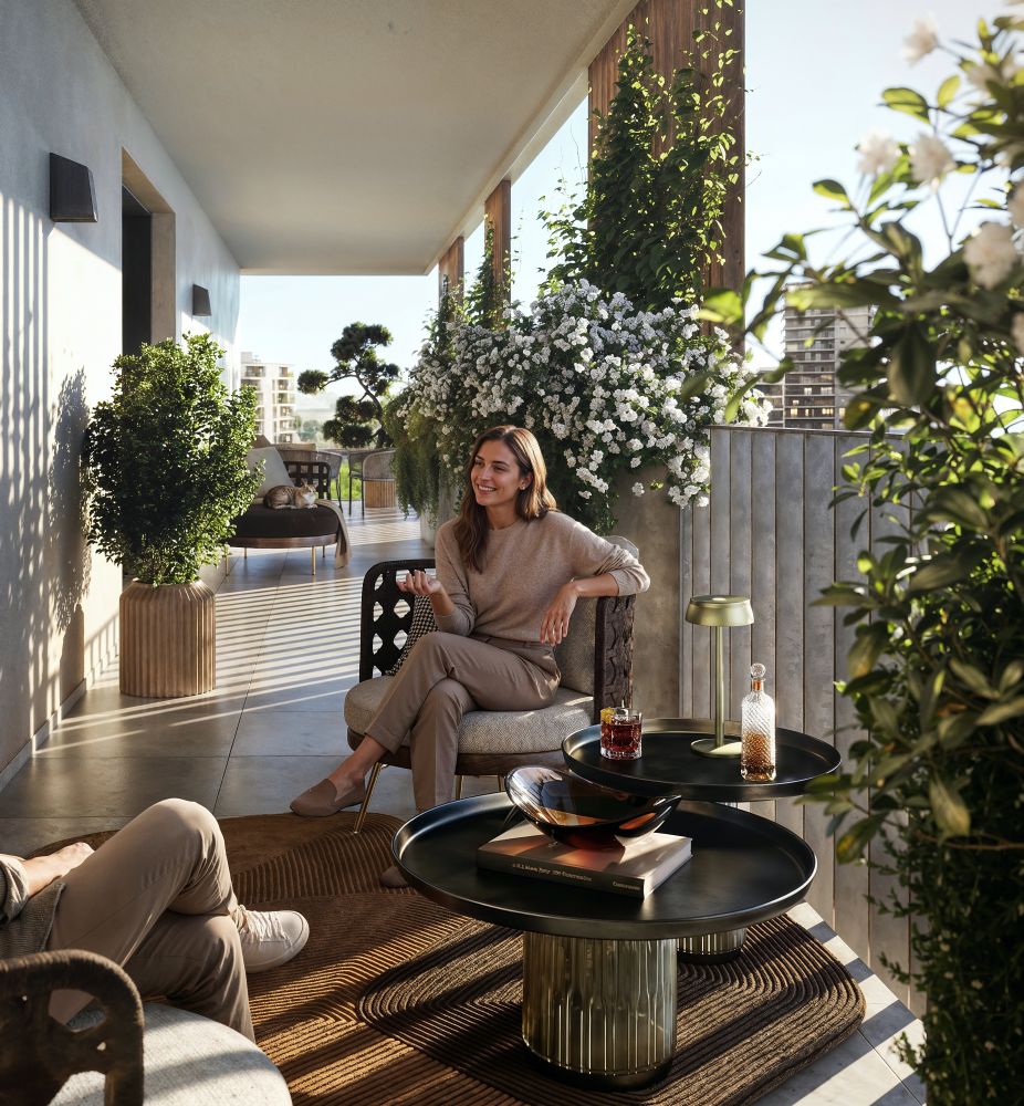 Ragazza parlando in balcone