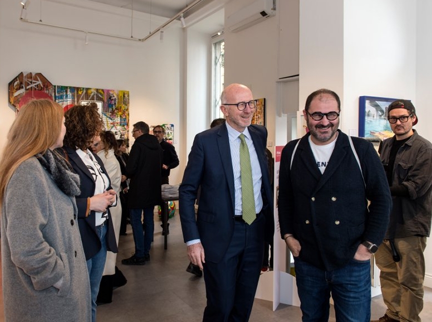 Mr. Savethewall, street artist italiano irriverente e anticonformista, dà vita a progetti artistici che interpretano temi e costumi della società contemporanea. Le sue opere sono trattate dalla Galleria Deodato Arte di Milano.
